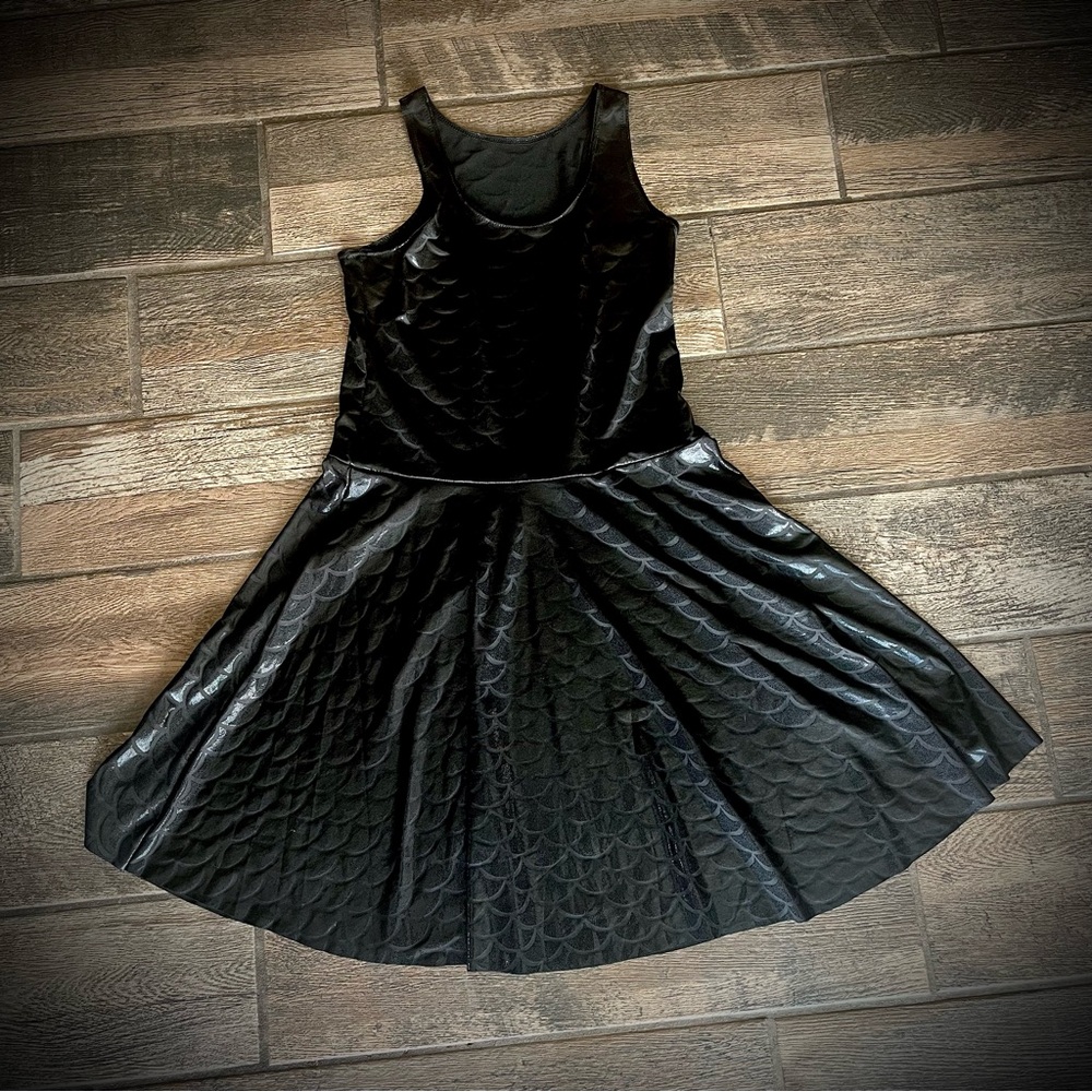Black stretchy fit & flare Mermaid scale patterned dress (Cow Cow) M